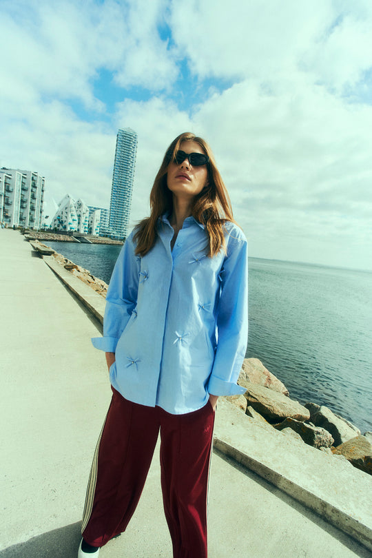 CMVATAN - SKJORTE MED PÅSYEDE SLØJFER I BLÅ