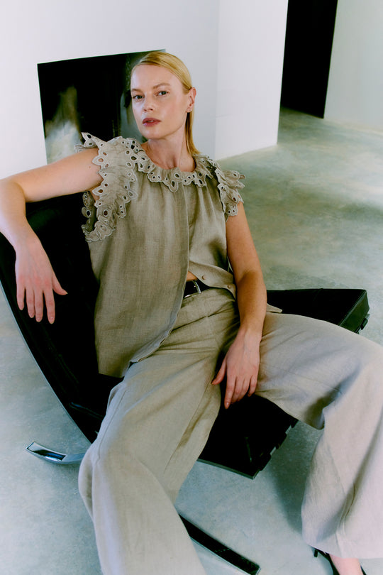 CMNATULI - SKJORTE MED FLÆSEKANTER I BEIGE