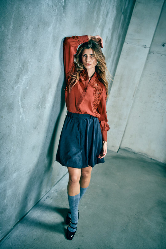 CMMOLLY - SKJORTE MED BLONDER I RØD