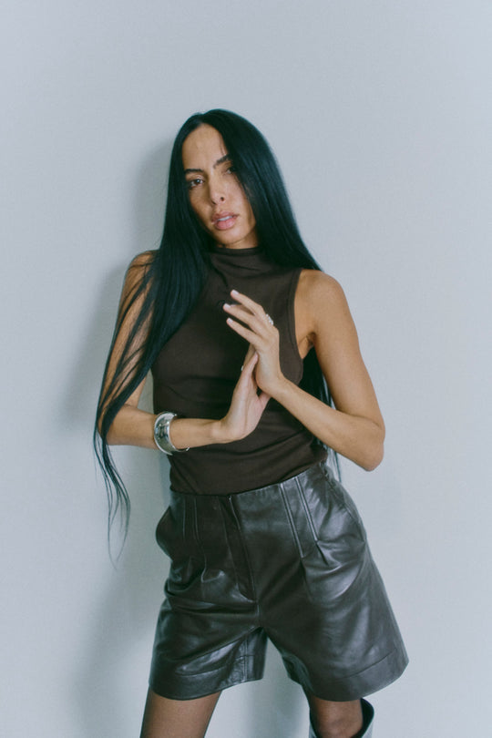 CMSIV - TOP MED BRODERET LOGODETALJE I BRUN