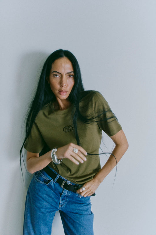 CMMUSE - T-SHIRT MED SMAL PASFORM I GRØN