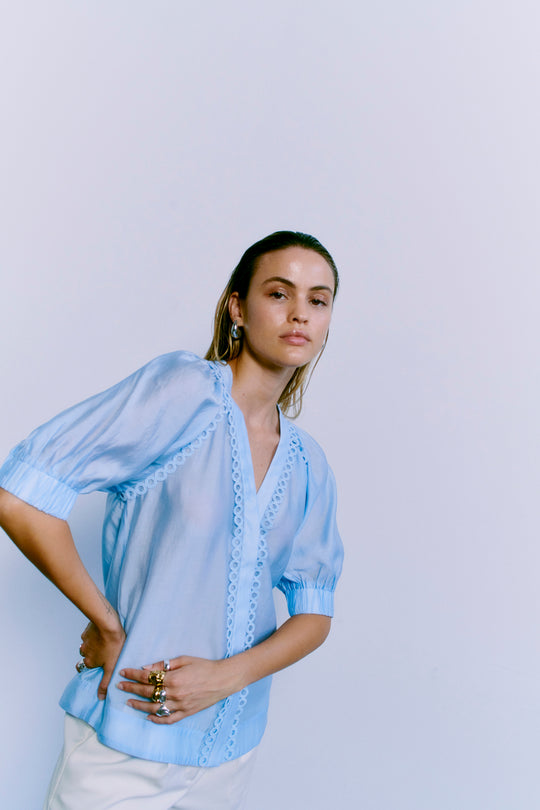 CMMOLLY - SKJORTE MED CUT-AND-SEW BLONDER I BLÅ