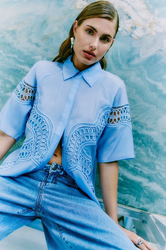 CMMOLLY - SKJORTE MED BLONDER I BLÅ