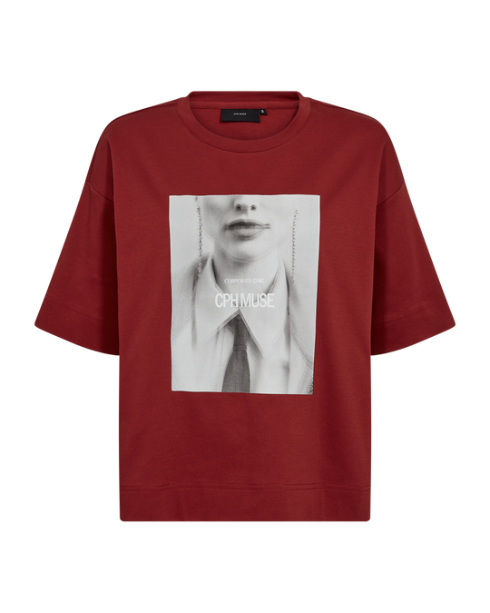 CMMUSE - T-SHIRT I RØD