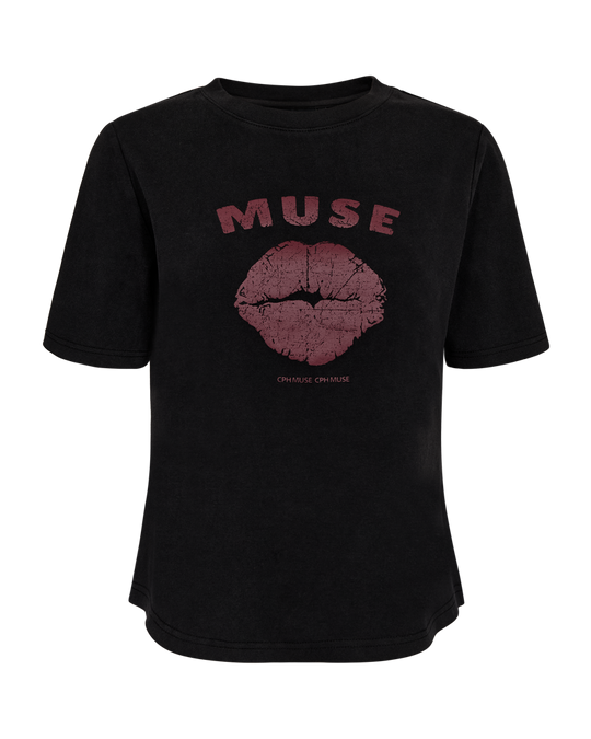 CMMUSE - T-SHIRT MED PRINT I SORT OG RØD