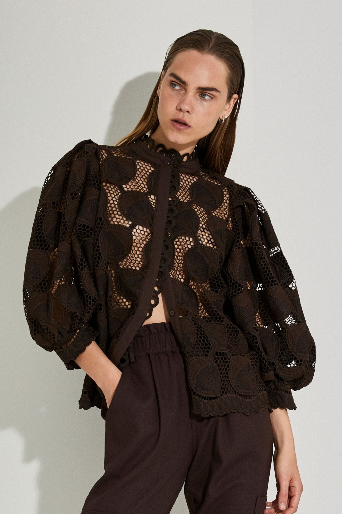 CMMALI - BLUSE I TRANSPARENT KVALITET I BRUN
