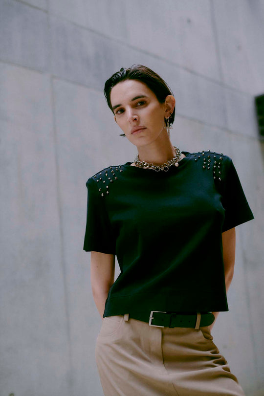 CMMUSE - T-SHIRT MED SKULDERPUDER I SORT