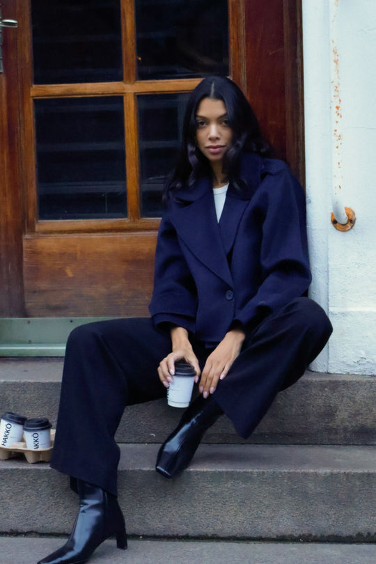 CMEMMA - KORT DOBBELTRADET JAKKE I BLÅ