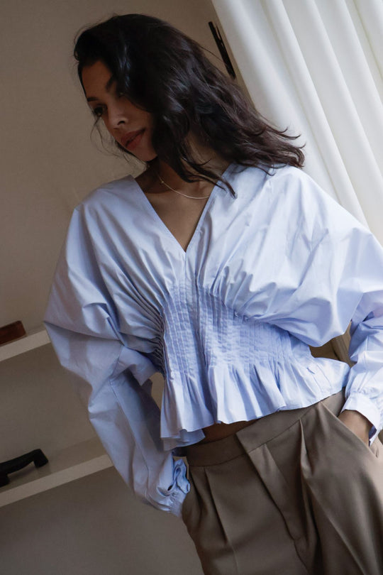 CMPOPLIN - BLUSE MED PLISSERINGER I BLÅ