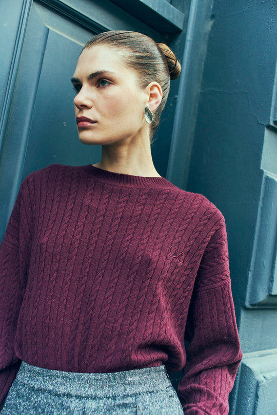 CMCASHA - PULLOVER MED BRODERET LOGODETALJE I RØD