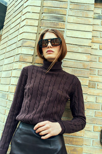CMKOTOM - KABELSTRIKKET PULLOVER MED BRODERET LOGODETALJE I BRUN
