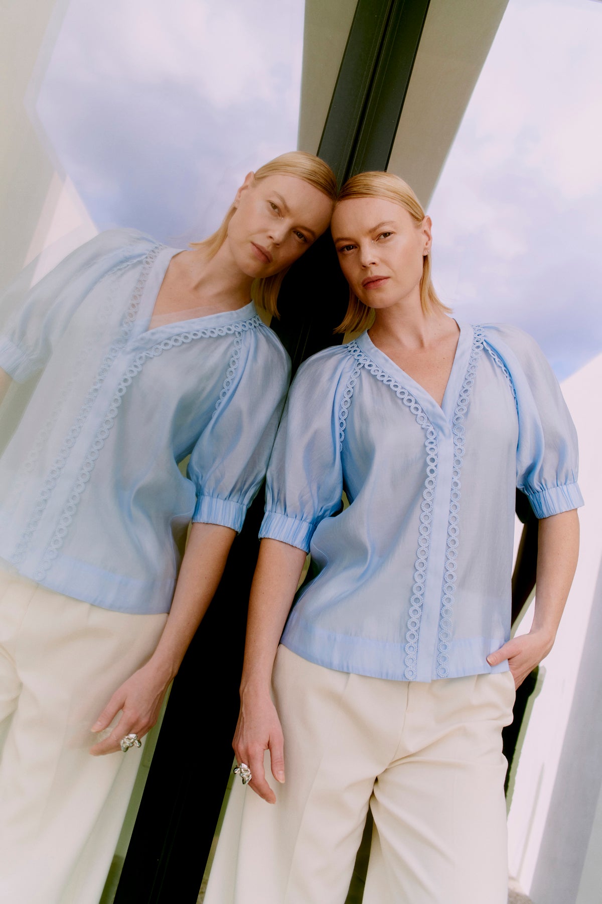 CMMOLLY - SKJORTE MED CUT-AND-SEW BLONDER I BLÅ