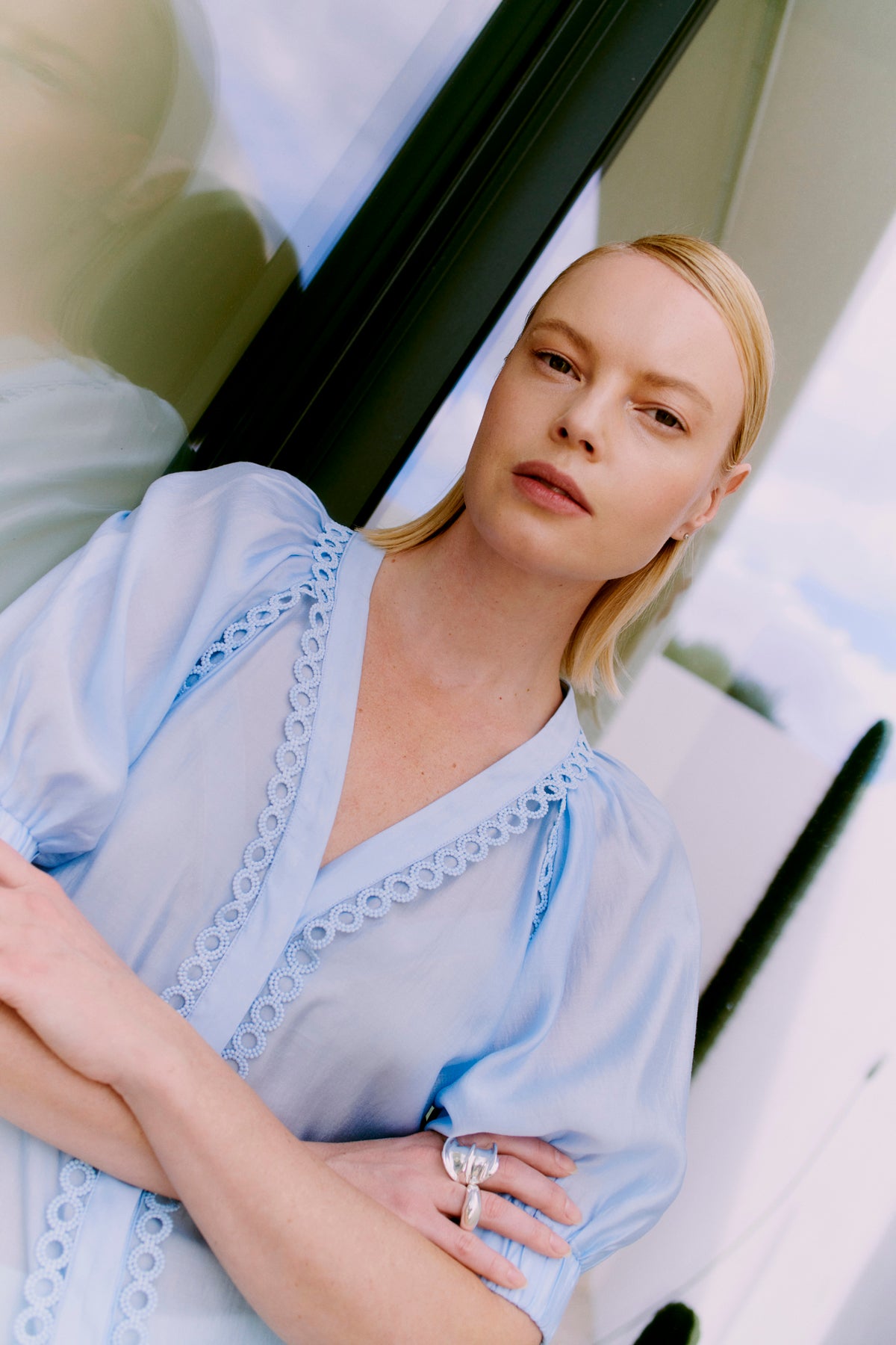 CMMOLLY - SKJORTE MED CUT-AND-SEW BLONDER I BLÅ