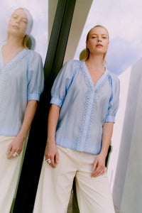 CMMOLLY - SKJORTE MED CUT-AND-SEW BLONDER I BLÅ