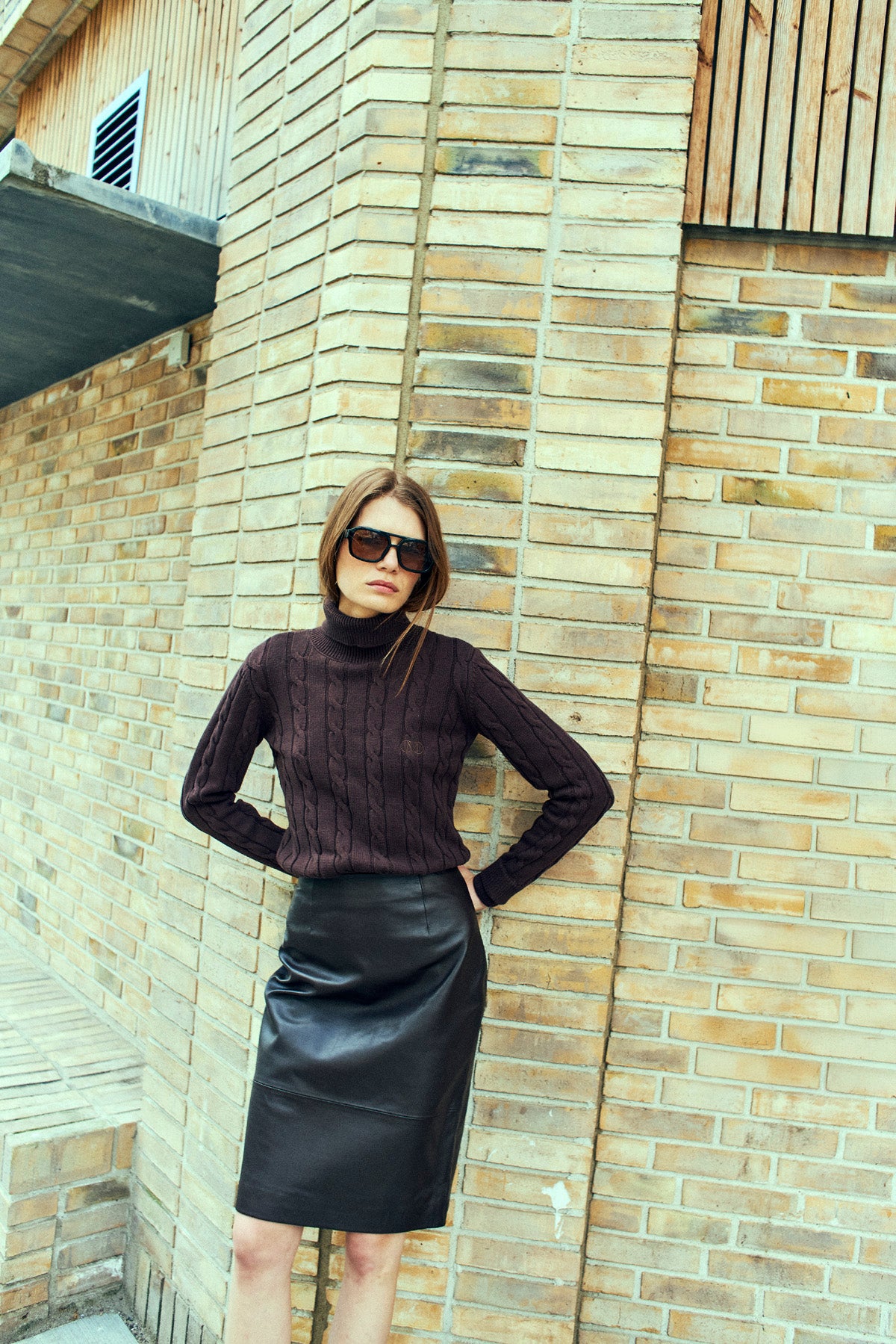 CMKOTOM - KABELSTRIKKET PULLOVER MED BRODERET LOGODETALJE I BRUN