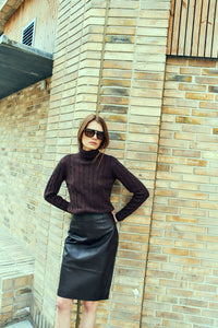 CMKOTOM - KABELSTRIKKET PULLOVER MED BRODERET LOGODETALJE I BRUN