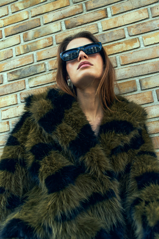 CMPLUSHY - FAUX FUR JAKKE I MØRKEGRØN OG SORT