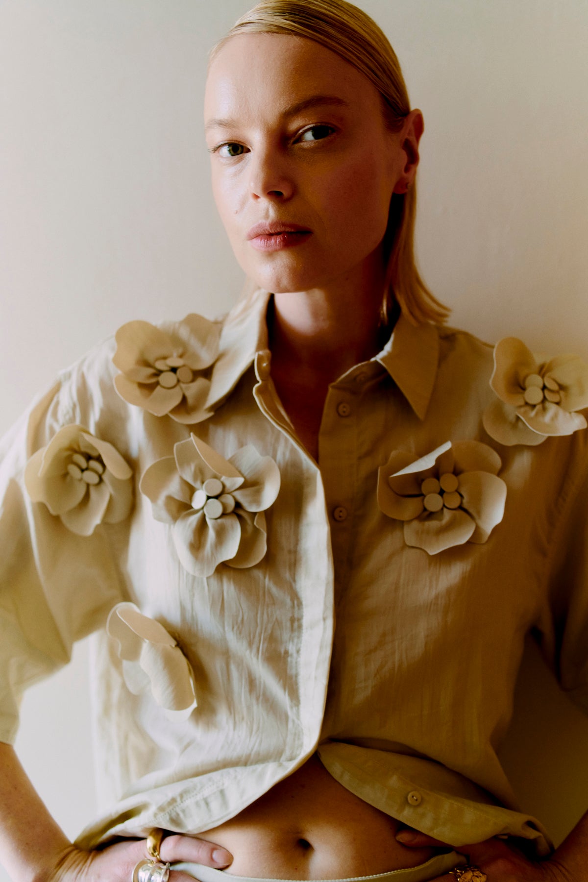 CMSIMI - SKJORTE MED HÅNDLAVEDE BLOMSTER I BEIGE