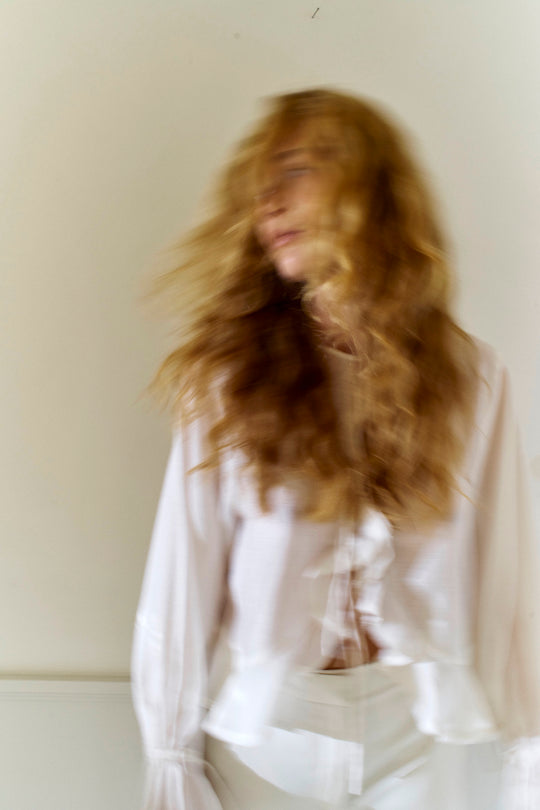 CMMOLLY - SKJORTE MED BINDEBÅND I RÅHVID