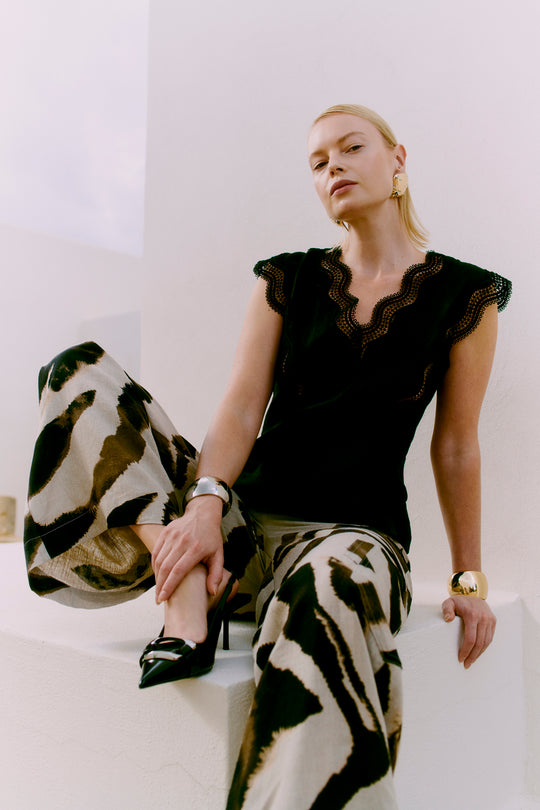 CMNATULI - HØRTOP MED BLONDER I SORT