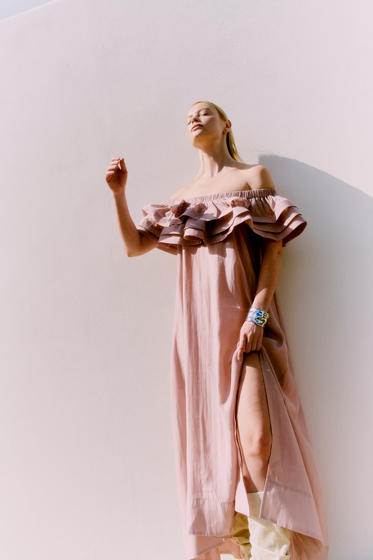 CMMOLLY - OFF-SHOULDER KJOLE MED FLÆSEKANT I ROSA