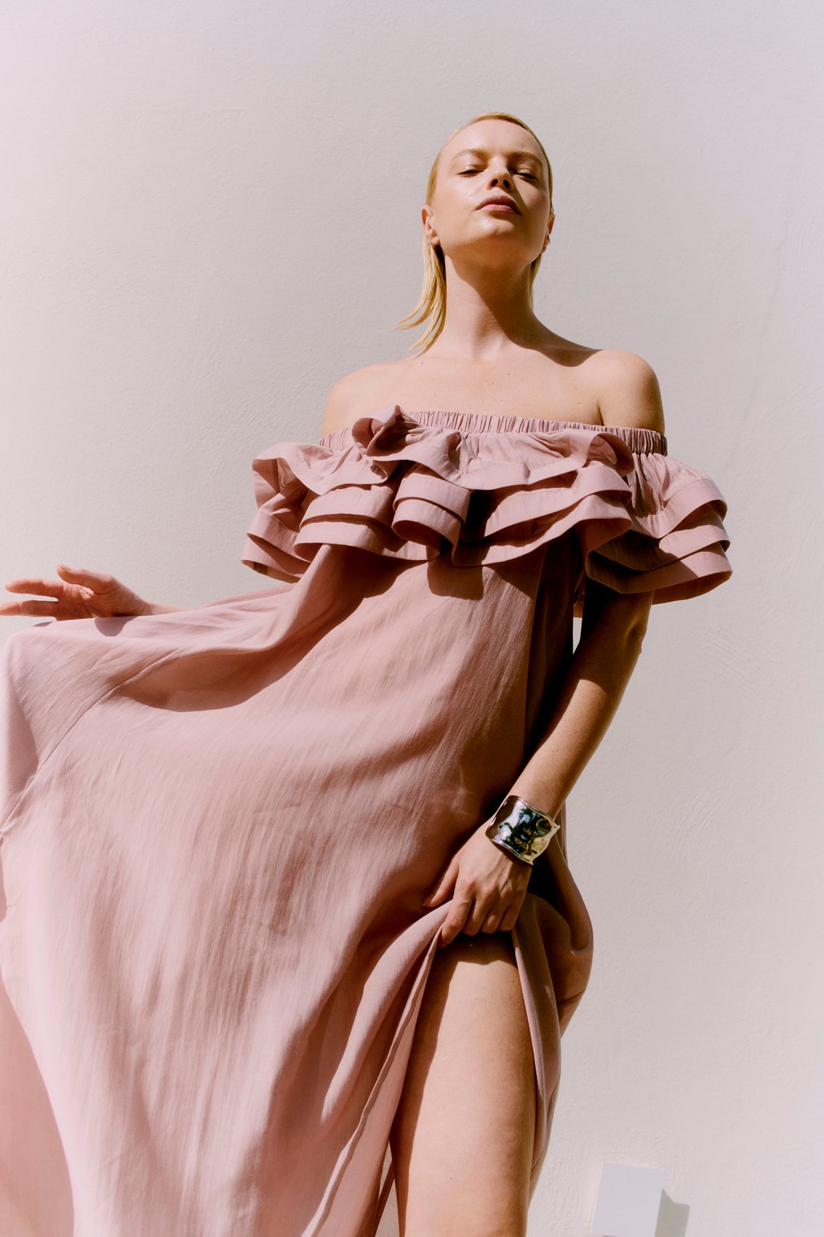 CMMOLLY - OFF-SHOULDER KJOLE MED FLÆSEKANT I ROSA
