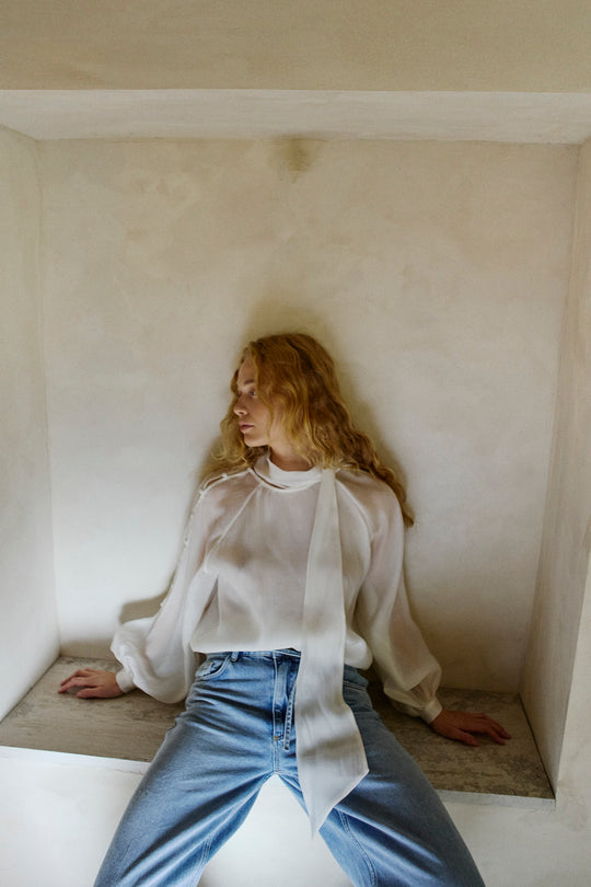 CMTILLY - BLUSE MED AFTAGELIGT TØRKLÆDE I RÅHVID