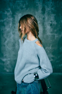 CMCOLIN - RIBSTRIKKET PULLOVER I GRÅ