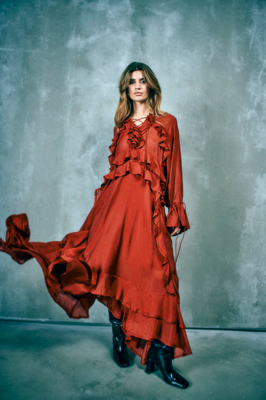 CMNORMA - LANG KJOLE MED FLÆSER I RØD