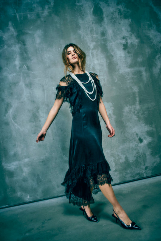 CMMARTA - KJOLE MED FLÆSER I SORT