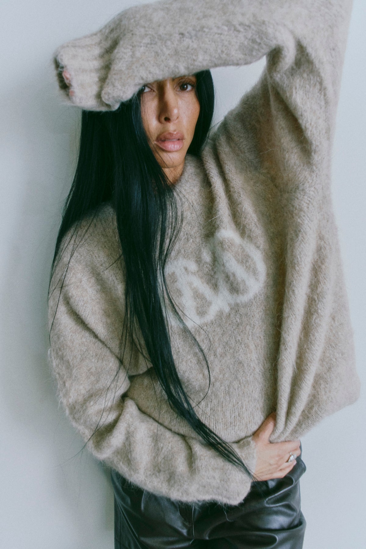 CMKATE - STRIKKET PULLOVER MED LOGODETALJE I BEIGE