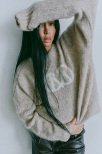 CMKATE - STRIKKET PULLOVER MED LOGODETALJE I BEIGE