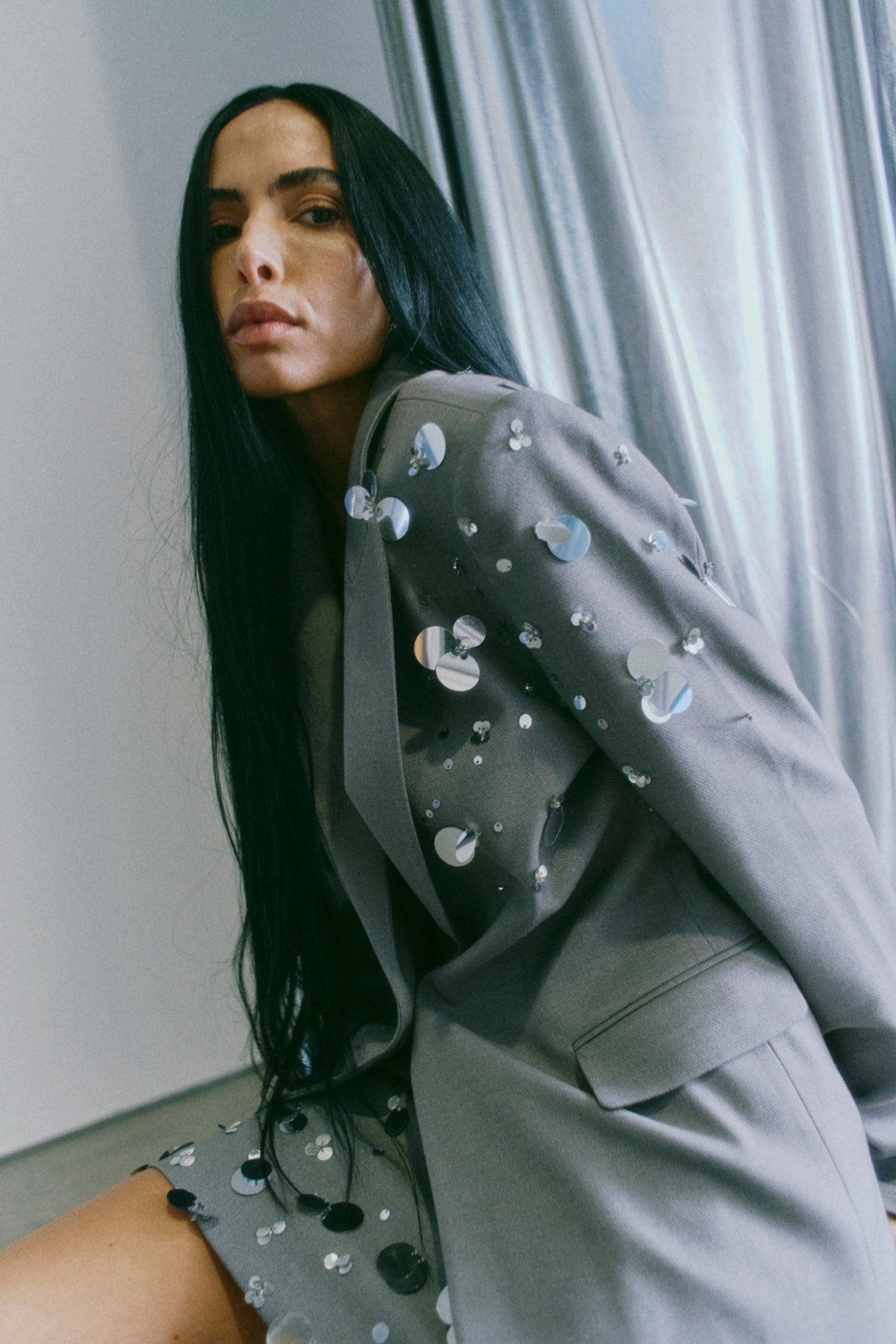 CMTAILOR - BLAZER MED PAILLETTER OG PERLER I GRÅ