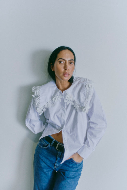 CMSHIRLEY - SKJORTE MED BLOMSTERDETALJER I HVID