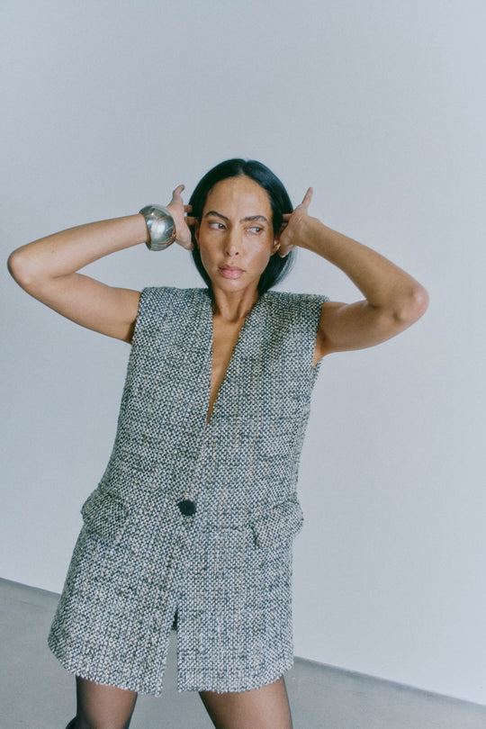 CMRUBI - STRIKKET VEST I GRÅ OG RÅHVID