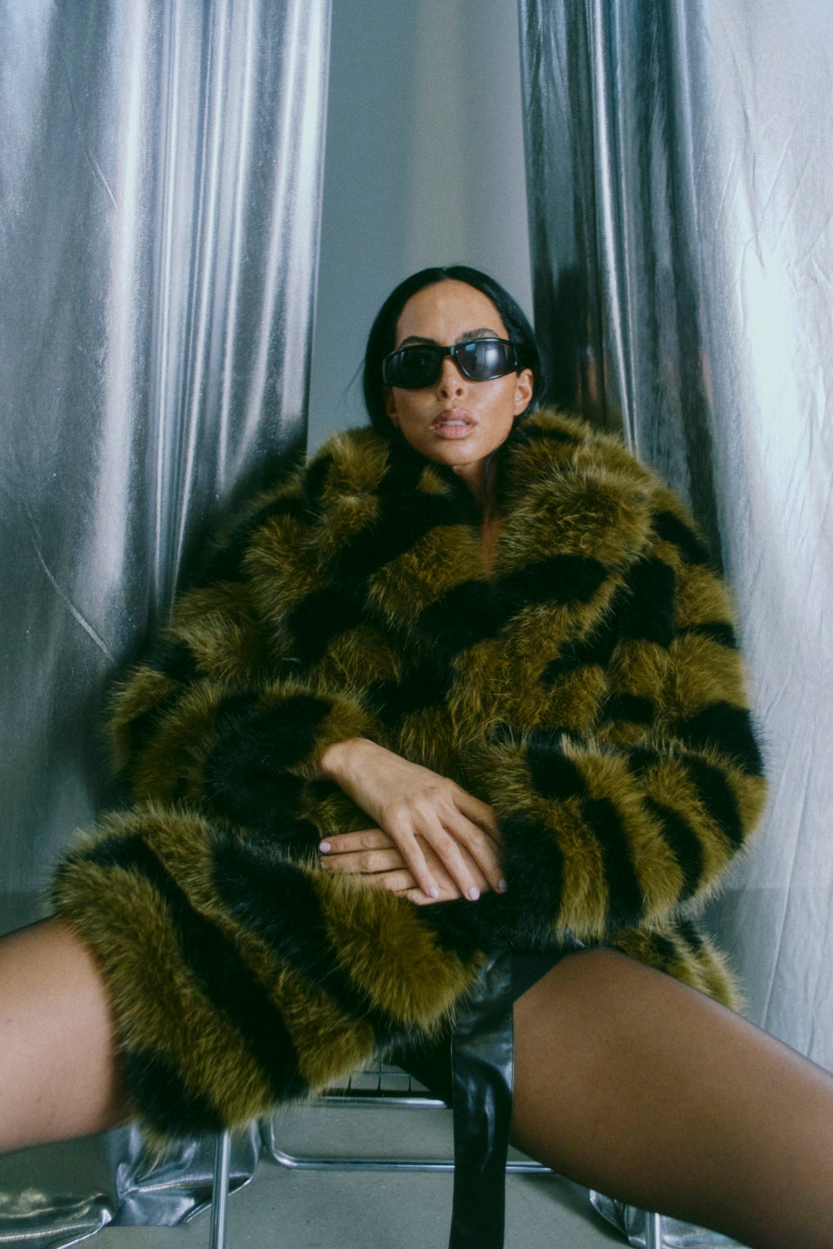 CMPLUSHY - FAUX FUR JAKKE I MØRKEGRØN OG SORT