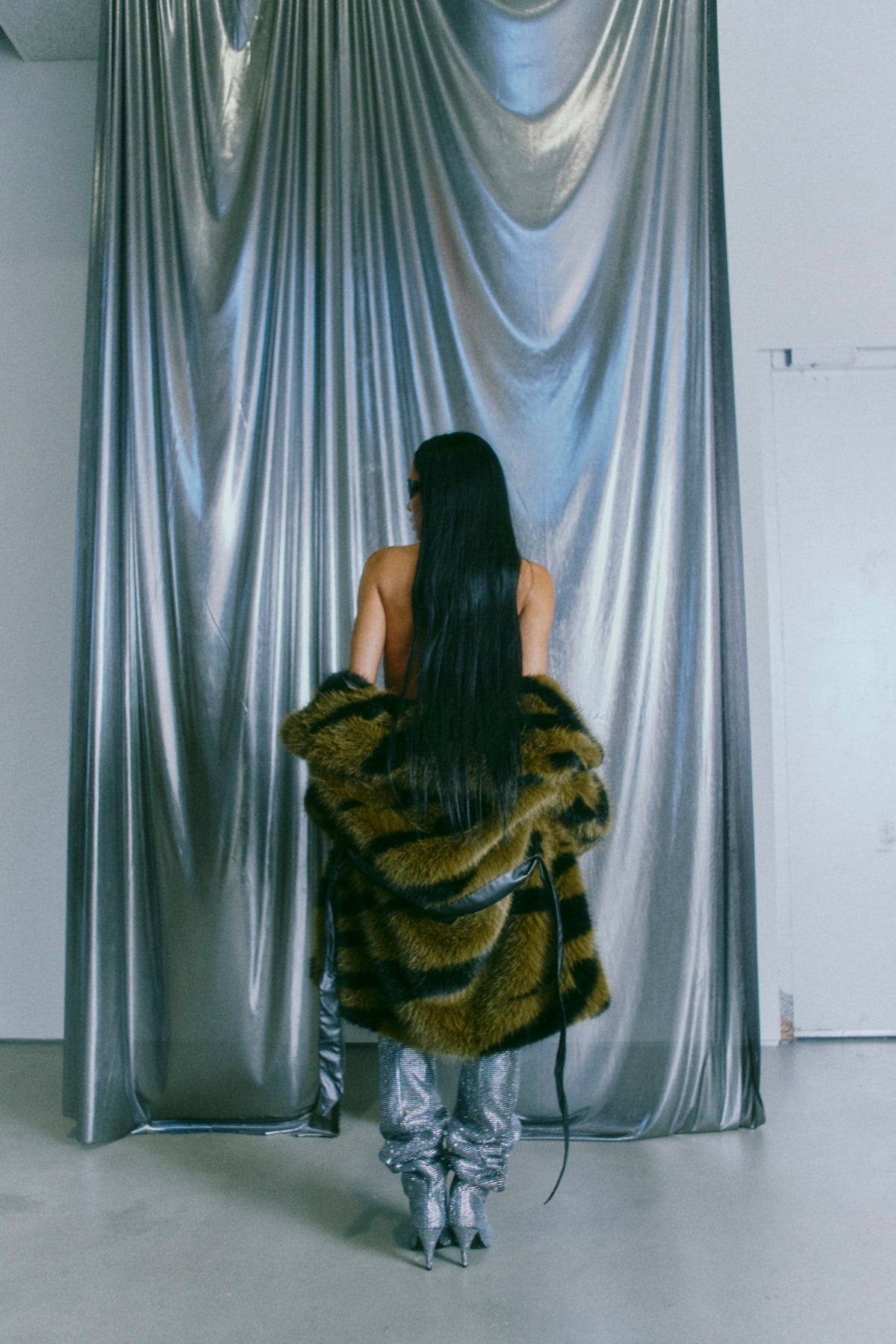 CMPLUSHY - FAUX FUR JAKKE I MØRKEGRØN OG SORT