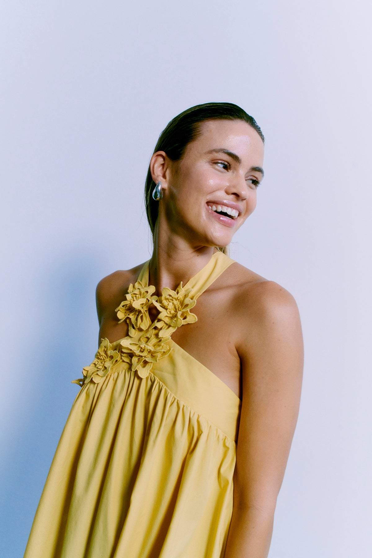 CMVINCA - KJOLE MED PÅSYEDE BLOMSTER I GUL