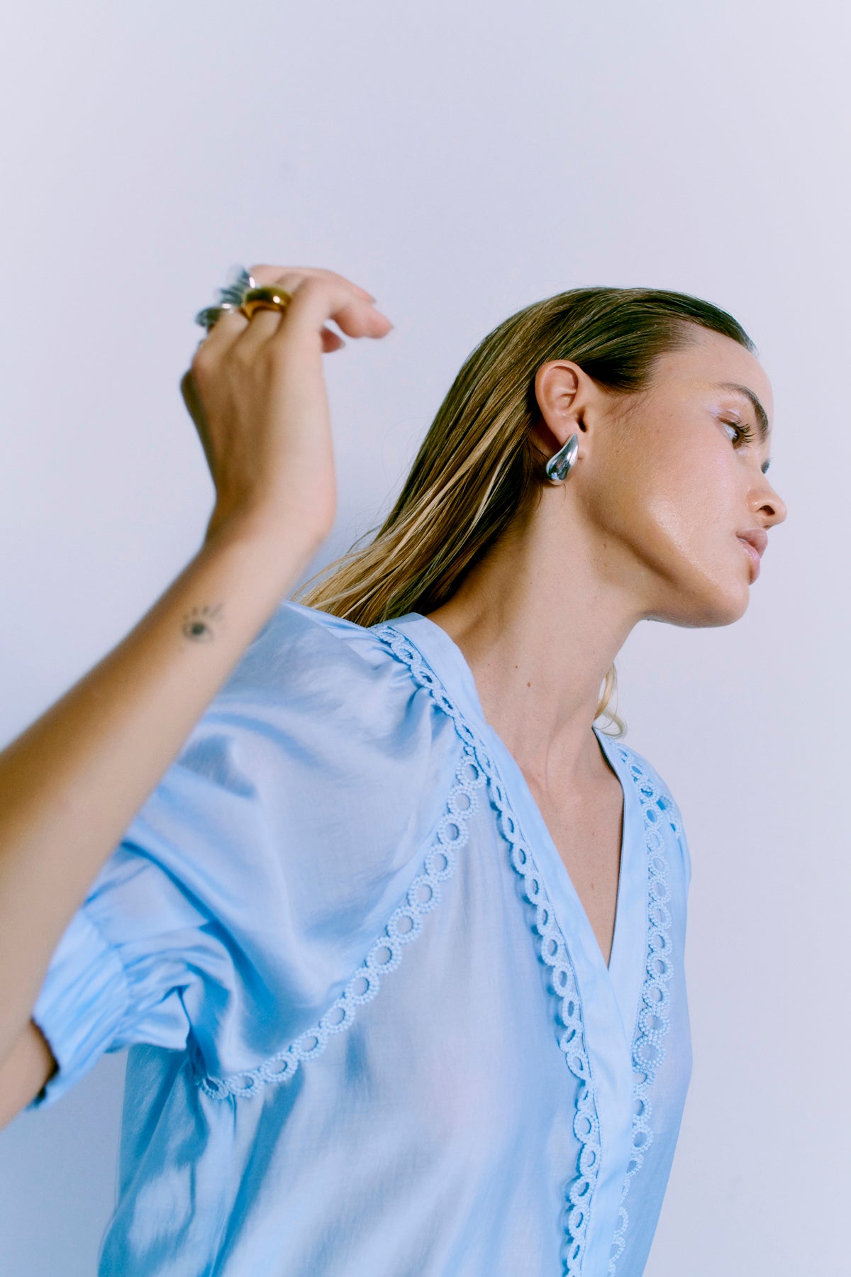 CMMOLLY - SKJORTE MED CUT-AND-SEW BLONDER I BLÅ