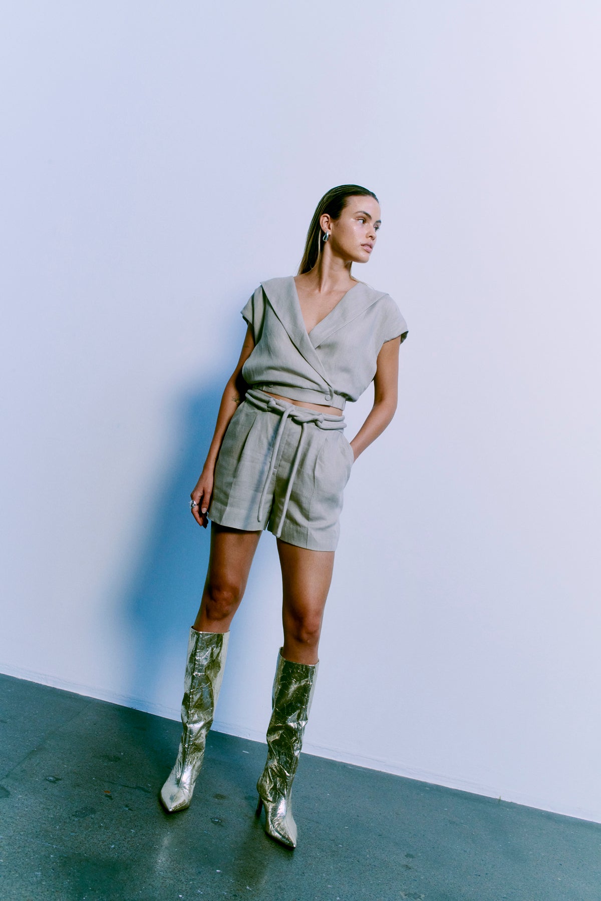 CMNATULI - KORT VEST MED ELASTIKKANT I BEIGE