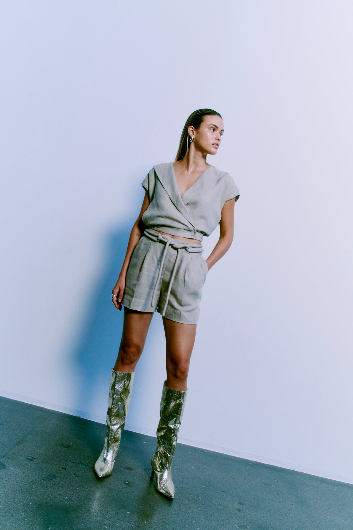 CMNATULI - KORT VEST MED ELASTIKKANT I BEIGE