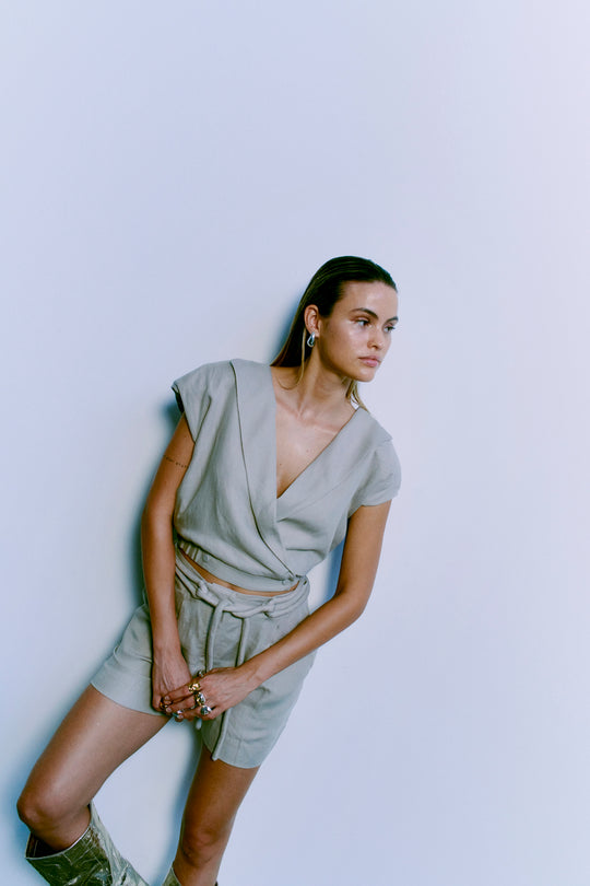 CMNATULI - KORT VEST MED ELASTIKKANT I BEIGE