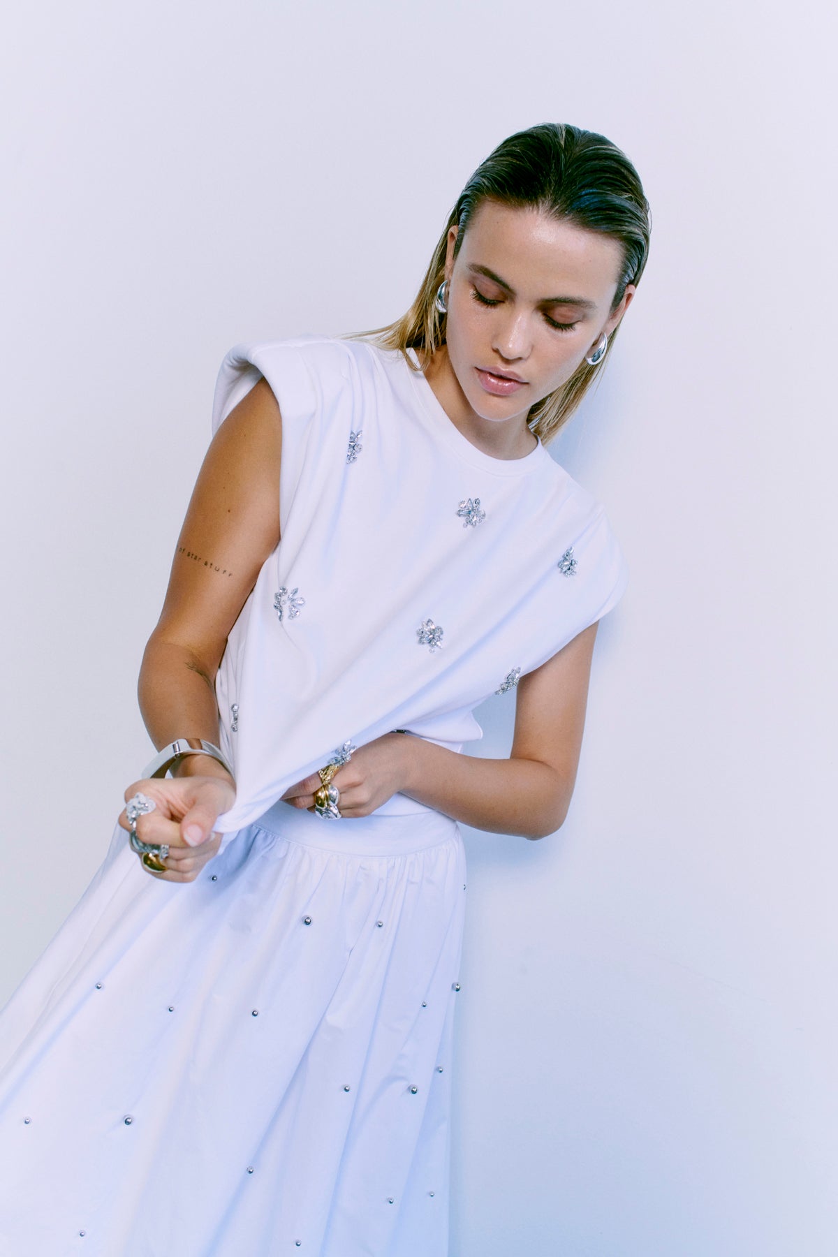 CMMUSE - T-SHIRT MED SIMILISTEN I HVID