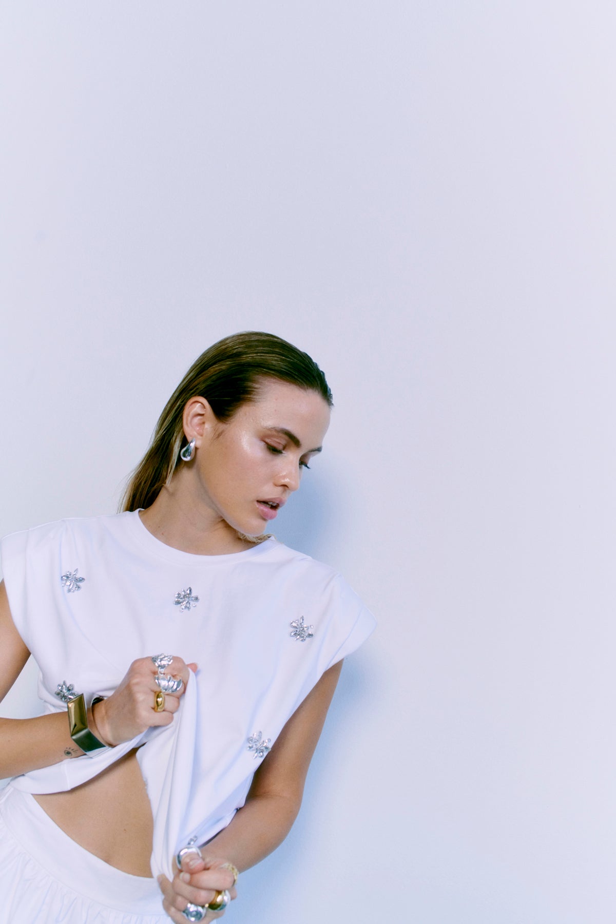 CMMUSE - T-SHIRT MED SIMILISTEN I HVID