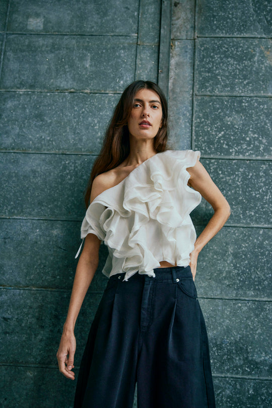 CMTILLY - ONE-SHOULDER BLUSE MED FLÆSER I RÅHVID