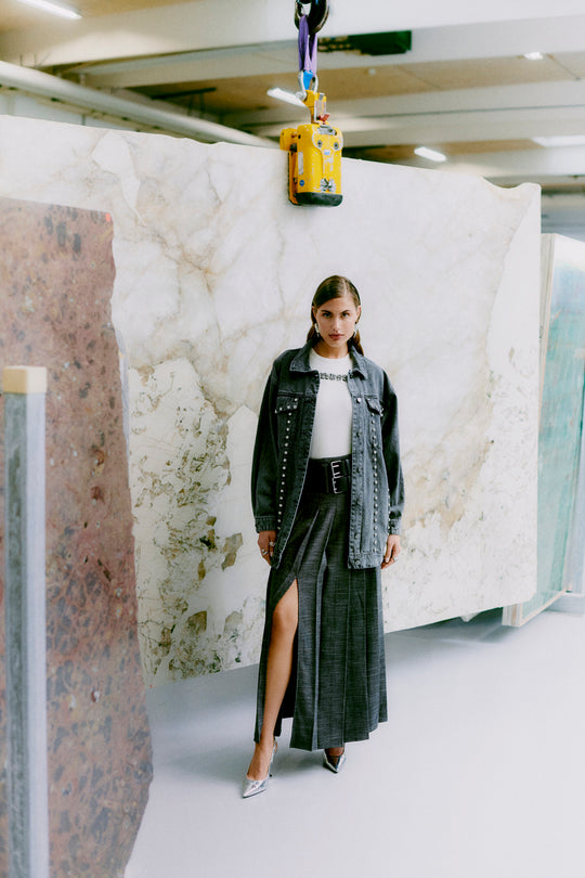 CMCHARLEE - LANG DENIMJAKKE MED HÅNDSØMMET SIMILISTEN I GRÅ