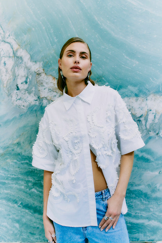 CMVATAN - SKJORTE MED HÅNDBRODERET DEKORATION I HVID