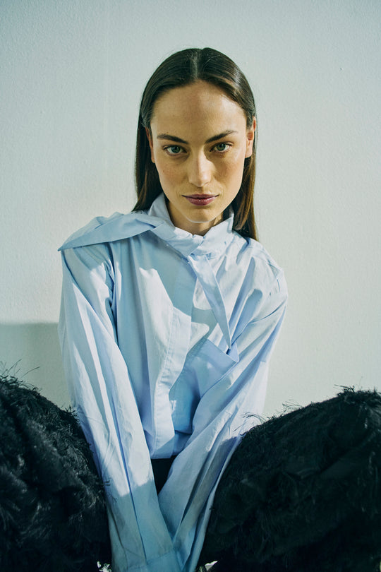 CMPOPLIN - SKJORTE MED TØRKLÆDEDETALJE I BLÅ