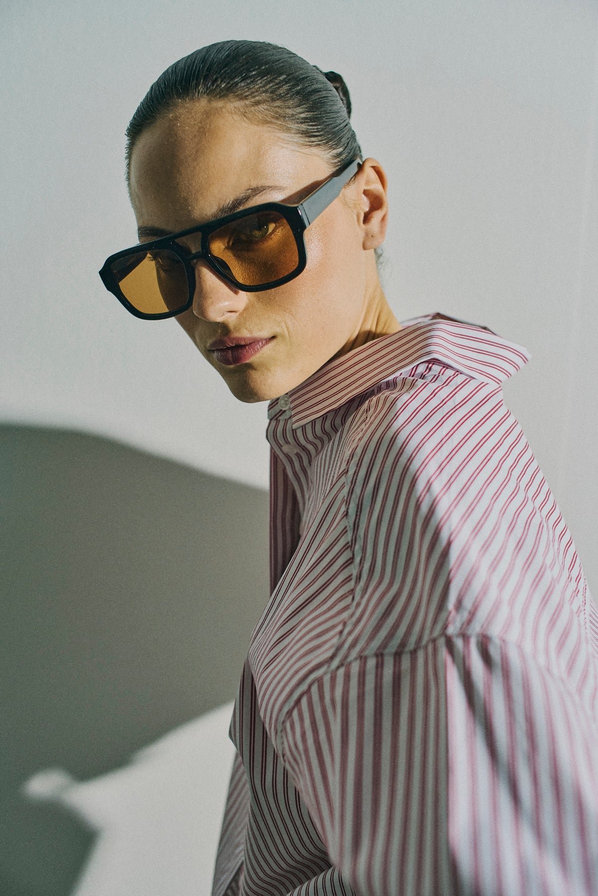 CMMARYANN - OVERSIZE SKJORTE I STRIBET HVID OG RØD