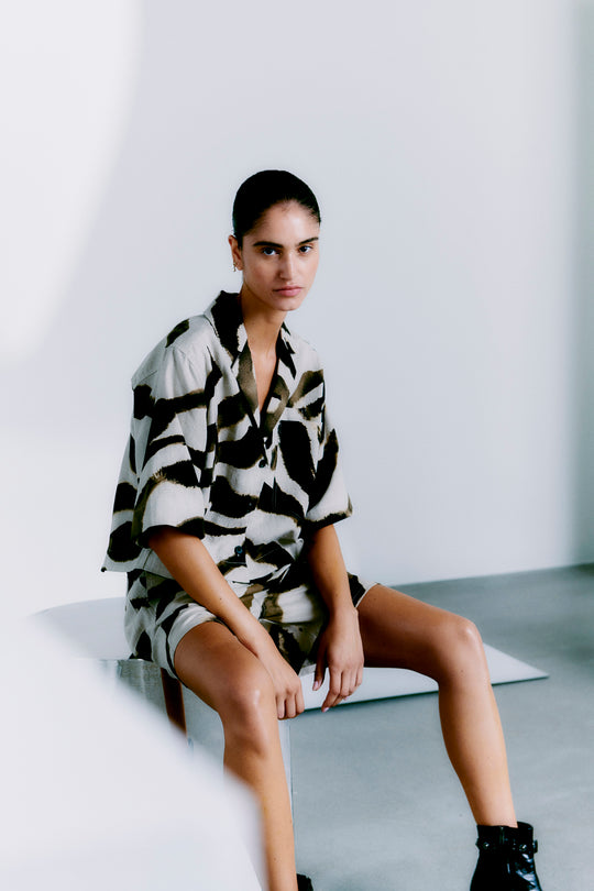 CMNATULI - KORT SKJORTE I BEIGE OG SORT